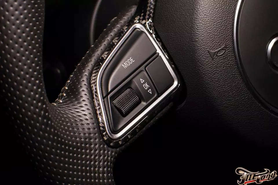 Audi Q5. Декорирование деталей интерьера натуральным карбоном.
